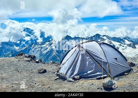 Tente touristique dans les montagnes d'elbrus, sur fond de sommets enneigés Banque D'Images