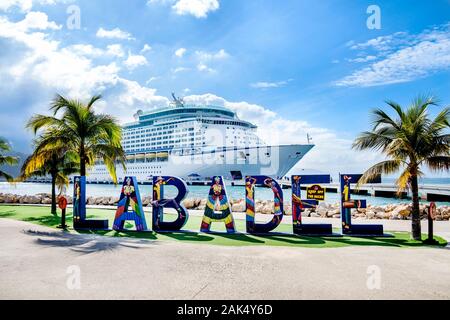 Un paquebot de croisière Royal Caribbean amarrés dans le port de Seas en Haïti. L'image montre l'énoncé du nom de l'île en grosses lettres, en face du bateau Banque D'Images