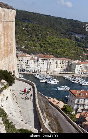 Bonifacio : Blick von der Zitadelle auf den Hafen, Korsika | conditions dans le monde entier Banque D'Images