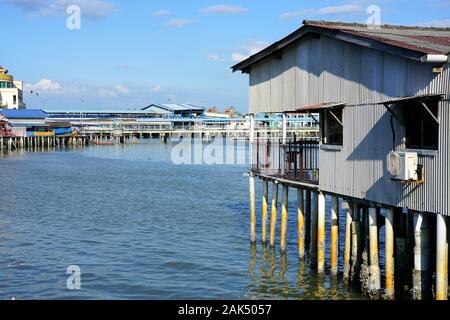 GEORGE TOWN, Penang, Malaisie -6 nov 2019- Vue de la jetée de clan mâcher sur le front de mer dans la ville historique de George Town, Penang, Malaisie, un monde de l'UNESCO Sa Banque D'Images