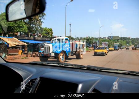 Situation de la circulation sur les routes de Conakry, Guinée, Afrique de l'Ouest, vue de l'intérieur d'une voiture Banque D'Images