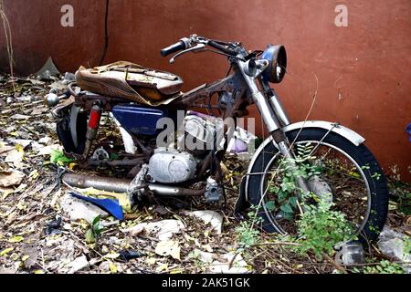 Photo d'un vieux, cassé et Rusty à moto un lot vide Banque D'Images