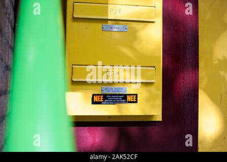 Boîte aux lettres jaune et vert main courante Banque D'Images