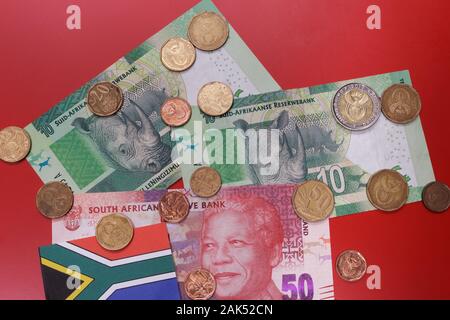 République d'Afrique du Sud rand, monnaie officielle de l'argent en coupures de 10 et 50 projets avec des pièces bimétalliques 100. ZAR Banknotes & Coins vue d'en haut. Banque D'Images