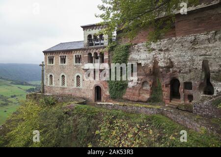 Ferme du parc : Klause bei Kastel, Einsiedelei ueber Hochplateau auf einem der Saar mit Grabkapelle von Carl Friedrich Schinkel, Felsenkammern und Fels Banque D'Images