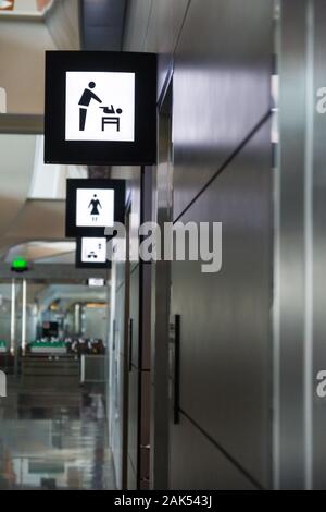 Enseigne lumineuse à Hamad aéroport pour une installation change bébé Banque D'Images