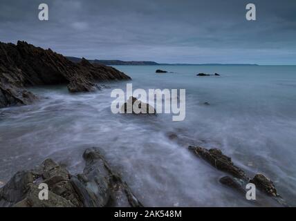 Aube lumière sur près de Looe Cornwall Hannafore Banque D'Images