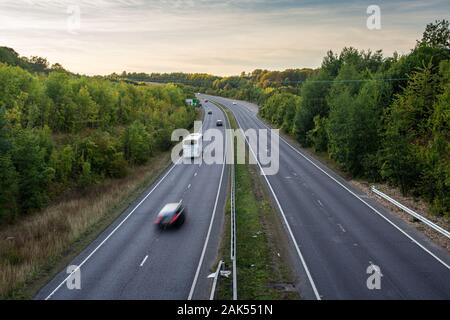 Tring, England, UK - 14 septembre 2019 : les flux de trafic sur l'A41 à deux voies près de Tring à Hertfordshire dans la banlieue de Londres. Banque D'Images