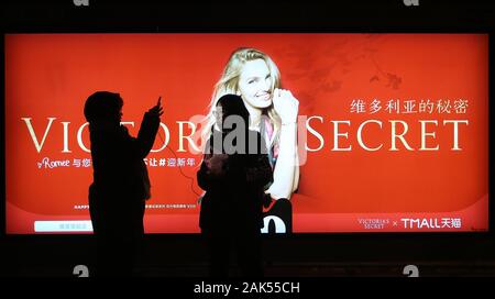 Beijing, Chine. 07Th Jan, 2020. Les femmes chinoises de prendre des photos en face d'un Victoria's Secret publicité à un arrêt d'autobus à Beijing le Mardi, Janvier 7, 2020. Comme beaucoup d'entreprises américaines et internationales, Victoria Secret est d'ouvrir des magasins à travers la Chine dans l'espoir de gagner du terrain dans le plus grand marché de la classe moyenne. Photo par Stephen Shaver/UPI UPI : Crédit/Alamy Live News Banque D'Images