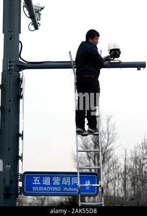 Beijing, Chine. 07Th Jan, 2020. Un technicien installe un Chinois de plusieurs nouvelles caméras de surveillance en circuit fermé dans le centre-ville de Pékin, le mardi, Janvier 7, 2020. La Chine accroît sa capacité de regarder ses près de 1,4 milliards de personnes à de nouveaux niveaux. Le Parti communiste chinois (PCC) a appelé l'état de surveillance sans précédent une 'national multidimensionnel, informationized système de prévention et de contrôle pour la société en matière de sécurité publique." Photo par Stephen Shaver/UPI UPI : Crédit/Alamy Live News Banque D'Images