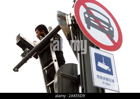 Beijing, Chine. 07Th Jan, 2020. Un technicien installe un Chinois de plusieurs nouvelles caméras de surveillance en circuit fermé dans le centre-ville de Pékin, le mardi, Janvier 7, 2020. La Chine accroît sa capacité de regarder ses près de 1,4 milliards de personnes à de nouveaux niveaux. Le Parti communiste chinois (PCC) a appelé l'état de surveillance sans précédent une 'national multidimensionnel, informationized système de prévention et de contrôle pour la société en matière de sécurité publique." Photo par Stephen Shaver/UPI UPI : Crédit/Alamy Live News Banque D'Images