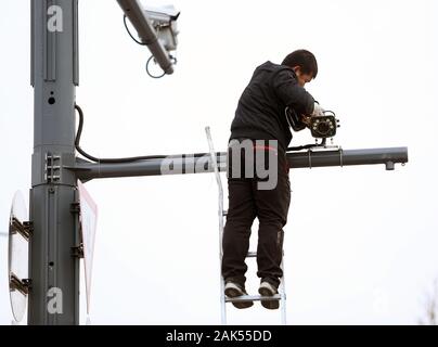 Beijing, Chine. 07Th Jan, 2020. Un technicien installe un Chinois de plusieurs nouvelles caméras de surveillance en circuit fermé dans le centre-ville de Pékin, le mardi, Janvier 7, 2020. La Chine accroît sa capacité de regarder ses près de 1,4 milliards de personnes à de nouveaux niveaux. Le Parti communiste chinois (PCC) a appelé l'état de surveillance sans précédent une 'national multidimensionnel, informationized système de prévention et de contrôle pour la société en matière de sécurité publique." Photo par Stephen Shaver/UPI UPI : Crédit/Alamy Live News Banque D'Images