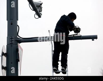 Beijing, Chine. 07Th Jan, 2020. Un technicien installe un Chinois de plusieurs nouvelles caméras de surveillance en circuit fermé dans le centre-ville de Pékin, le mardi, Janvier 7, 2020. La Chine accroît sa capacité de regarder ses près de 1,4 milliards de personnes à de nouveaux niveaux. Le Parti communiste chinois (PCC) a appelé l'état de surveillance sans précédent une 'national multidimensionnel, informationized système de prévention et de contrôle pour la société en matière de sécurité publique." Photo par Stephen Shaver/UPI UPI : Crédit/Alamy Live News Banque D'Images