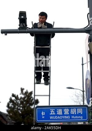 Beijing, Chine. 07Th Jan, 2020. Un technicien installe un Chinois de plusieurs nouvelles caméras de surveillance en circuit fermé dans le centre-ville de Pékin, le mardi, Janvier 7, 2020. La Chine accroît sa capacité de regarder ses près de 1,4 milliards de personnes à de nouveaux niveaux. Le Parti communiste chinois (PCC) a appelé l'état de surveillance sans précédent une 'national multidimensionnel, informationized système de prévention et de contrôle pour la société en matière de sécurité publique." Photo par Stephen Shaver/UPI UPI : Crédit/Alamy Live News Banque D'Images