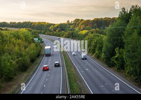 Tring, England, UK - 14 septembre 2019 : les flux de trafic sur l'A41 à deux voies près de Tring à Hertfordshire dans la banlieue de Londres. Banque D'Images