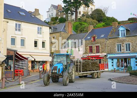 CANCALE, FRANCE -28 DEC 2019- Vue d'une huître tracteur routier dans la ville de Cancale, situé sur la côte de l'Océan Atlantique sur la Baie du Mont S Banque D'Images