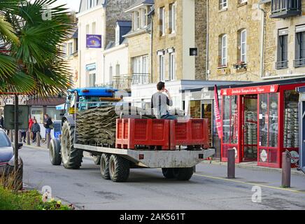 CANCALE, FRANCE -28 DEC 2019- Vue d'une huître tracteur routier dans la ville de Cancale, situé sur la côte de l'Océan Atlantique sur la Baie du Mont S Banque D'Images