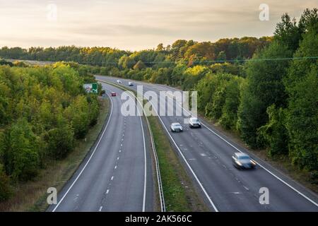 Tring, England, UK - 14 septembre 2019 : les flux de trafic sur l'A41 à deux voies près de Tring à Hertfordshire dans la banlieue de Londres. Banque D'Images