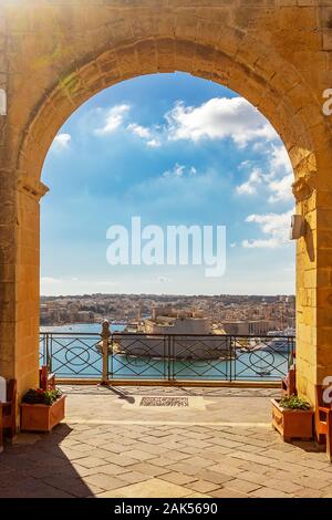 Fort St Angelo à Birgu, vue à travers l'arche dans le coin supérieur Jardins Barrakka, La Valette, Malte Banque D'Images