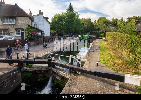Londres, Angleterre, Royaume-Uni - 14 septembre 2019 : les gens à pied et à vélo le long du chemin de halage du Canal Grand Union alors qu'un grand classique traditionnelle navigue Jac noir Banque D'Images