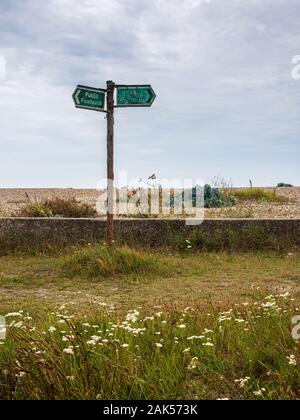 Un sentier public signer est exposée sur Climping Beach à les planchettes près de Littlehampton dans le Sussex. Banque D'Images