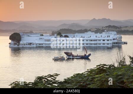 Bundesstaat Rajasthan : Sonnenuntergang am Pichola Voir à Udaipur, Lake Palace', 'koeniglicher Sommersitz einst, heute Luxushotel, monde indien | Conditions Banque D'Images