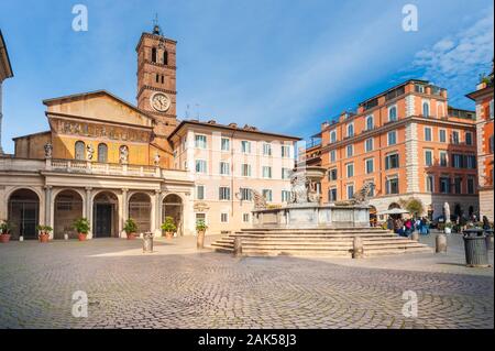 Fontaine et église de Santa Maria à la Piazza di Santa Maria, Trastevere, Rome, Italie Banque D'Images