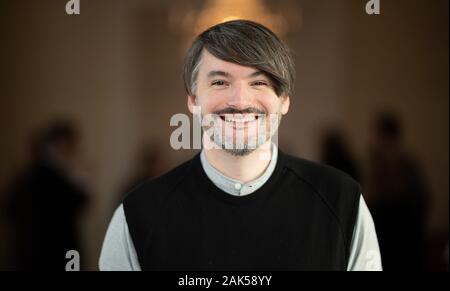 Hambourg, Allemagne. 07Th Jan, 2020. Sasa Stanisic, écrivain de la Bosnie-et-Herzégovine, enregistré pendant un Sénat petit déjeuner en son honneur. Stanisic a reçu le Prix du livre allemand en 2019. Crédit : Daniel Reinhardt/dpa/Alamy Live News Banque D'Images