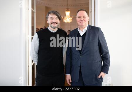 Hambourg, Allemagne. 07Th Jan, 2020. Sasa Stanisic (l), écrivain de la Bosnie-Herzégovine, et Carsten Brosda (SPD), le sénateur de la Culture de Hambourg, enregistré lors d'un déjeuner au Sénat en l'honneur de Stanisic. Stanisic a reçu le Prix du livre allemand en 2019. Crédit : Daniel Reinhardt/dpa/Alamy Live News Banque D'Images