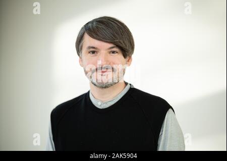 Hambourg, Allemagne. 07Th Jan, 2020. Sasa Stanisic, écrivain de la Bosnie-et-Herzégovine, enregistré pendant un Sénat petit déjeuner en son honneur. Stanisic a reçu le Prix du livre allemand en 2019. Crédit : Daniel Reinhardt/dpa/Alamy Live News Banque D'Images