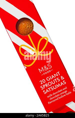 Fort de M&S Choux géant et les satsumas chocolat au lait et à l'orange chocolat billes creuses définies sur fond blanc Banque D'Images