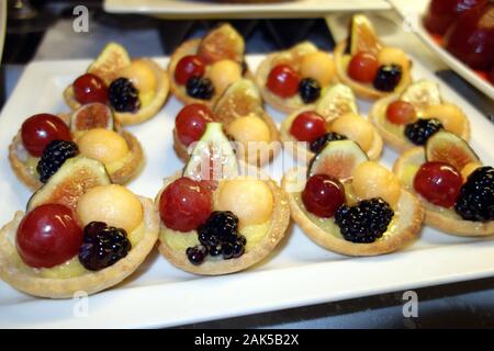 Petites Tartelettes aux fruits remplis de Creme Patissiere au petit déjeuner-buffet à l'Azul Beach Resort Hotel, Puerto Morelos, Riviera Maya, Cancun. Le Mexique. Banque D'Images