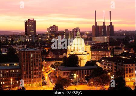 Blick vom Turm der Kreuzkirche auf Calenberger Neustadt mit St.-Clemens-Probstei-Kirche und Stadtteil Linden, Hanovre | utilisée dans le monde entier Banque D'Images