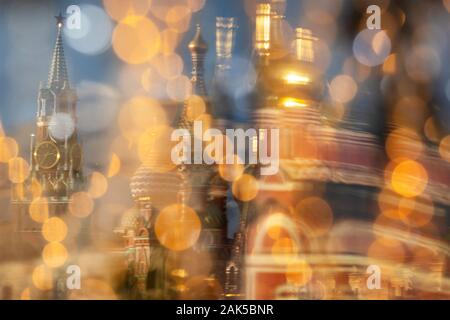 La tour Spasskaya du Kremlin de Moscou et la cathédrale Saint-Basile sur la Place Rouge et les dômes de l'Église orthodoxe dans le centre de Moscou. La Russie Banque D'Images