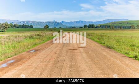 Scenic route de terre d'été à travers les terres agricoles le green panorama paysage de montagne en terrain accidenté. Banque D'Images