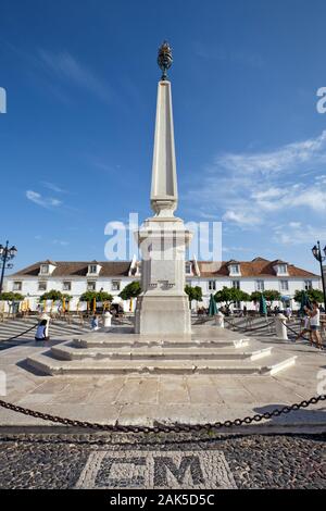 Vila Real de Santo Antonio : obélisque auf dem Platz Praca do Marques de Pombal, Algarve | Le monde d'utilisation Banque D'Images