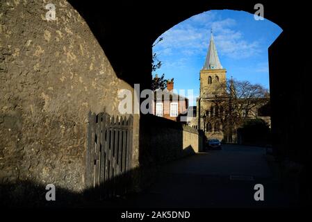 Rochester, Kent, UK. La Cathédrale de Rochester (1080AD : deuxième plus ancienne de la Grande-Bretagne - fondée ANNONCE 604) vu à travers une arche à St Margaret Mews Banque D'Images