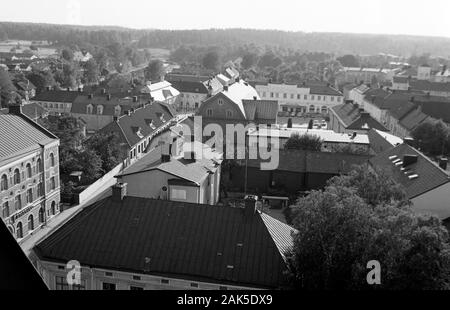 Blick von Turm der Heiligen Dreifaltigkeitskirche auf Häuser von Arboga, Schweden, 1969. Vue de la tour de l'église Holy Trinity à des maisons d'Arboga, Suède, 1969. Banque D'Images