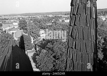 Blick von Turm der Heiligen Dreifaltigkeitskirche auf Häuser von Arboga, Schweden, 1969. Vue de la tour de l'église Holy Trinity à des maisons d'Arboga, Suède, 1969. Banque D'Images