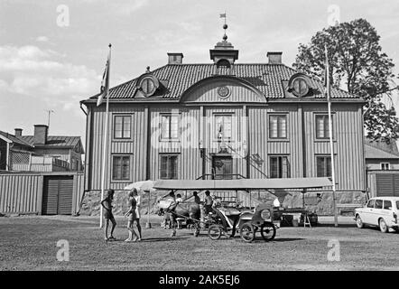 Mariefred Rathaus von und mit Marktstand Pferdedroschke, 1969. Mairie de Mariefred avec une échoppe de marché et d'une calèche, 1969. Banque D'Images