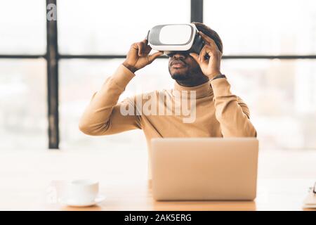 L'expérience en affaires avec casque VR . Architecte noir portant des lunettes de réalité virtuelle qui travaillent sur des projets de design urbain Banque D'Images