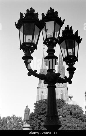 Im Universitetsparken mit Blick auf den Dom St. Erik und die Statue zu Ehren des Schriftstellers und Komponisten Erik Gustaf Geijer, 1969. En vous baladant dans Universitetsparken, avec vue sur la cathédrale St Erik et une statue en l'honneur écrivain et compositeur Erik Gustaf Geijer, 1969. Banque D'Images