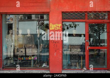 Athènes, Grèce - 31 mars 2019 : petit magasin vitrine avec des vêtements et des marchandises importées de Chine. Banque D'Images