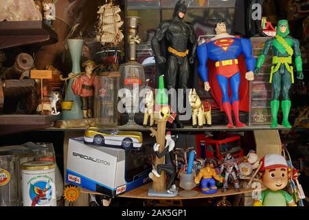 Athènes, Grèce - Août 7, 2019 : Super Héros action figures jouets miniatures voitures et d'autres objets liés à l'affiche au magasin d'antiquités. Banque D'Images