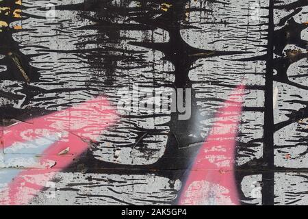 Taches de colle abstraite des formes et des couleurs sur fond mur maculé de peinture. Banque D'Images