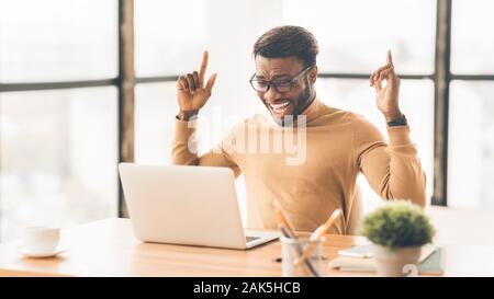 Eureka. Black excité businessman having excellente idée, trouver de l'inspiration ou solution au problème, copy space Banque D'Images