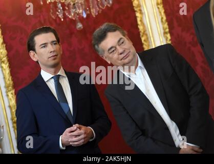 Vienne, Autstria. Jan 7, 2020. Le nouveau Chancelier de l'Autriche Sebastian Kurz (L) et le nouveau Vice-chancelier Werner Kogler assister à la cérémonie d'assermentation, Autstria à Vienne, le 7 janvier 2020. Autriche Le nouveau gouvernement de coalition a prêté serment par le président Alexander Van der Bellen à la résidence présidentielle de la Hofburg, mardi. Credit : Guo Chen/Xinhua/Alamy Live News Banque D'Images