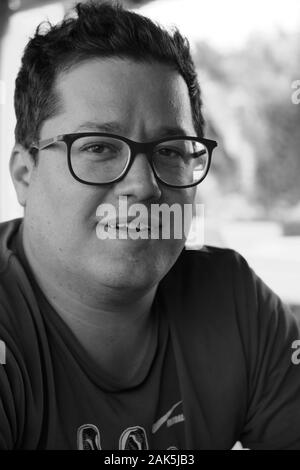 portrait noir et blanc d'un homme avec une expression heureuse dans son visage Banque D'Images