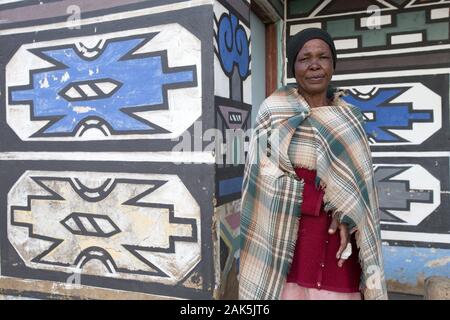 Pretoria : Frau im Ndebele Mapoch Village Culturel Ndébélé, Suedafrika | conditions dans le monde entier Banque D'Images