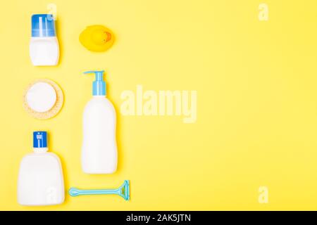 Baignoire femme soins nettoyage de routine du matin Vue de dessus télévision jeter la composition avec blanc, bleu jaune sur jaune articles 24. Banque D'Images